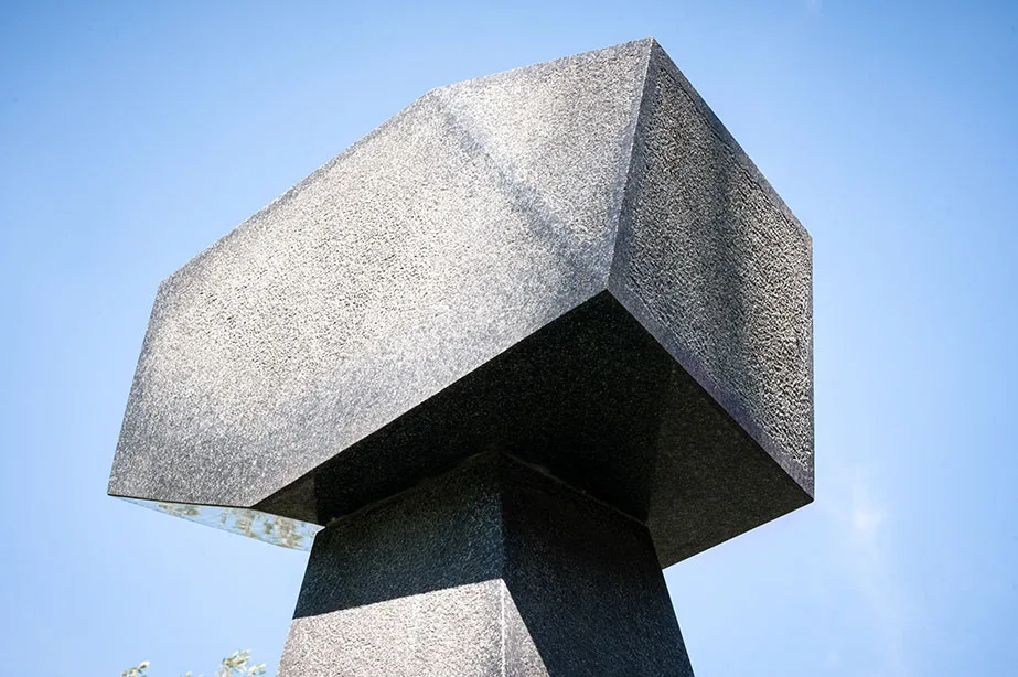Menhir 01, 2024, Socha z kamene, monumentální, Eduard Seják (25)